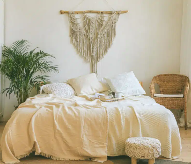 Boho-style room decor ideas for a cozy and unique atmosphere in a small space