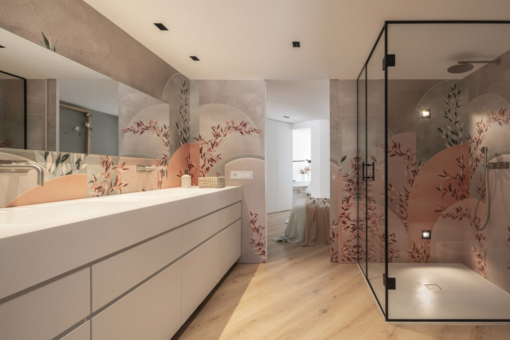 A bathroom in Citric House featuring a pink and white tiled wall designed by Susanna Cots Interior Design.