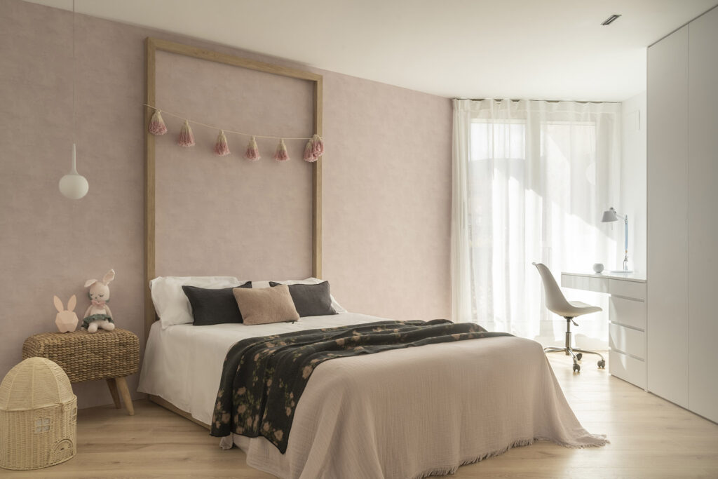 Citric House: A girl's bedroom with pink walls and wooden floors.