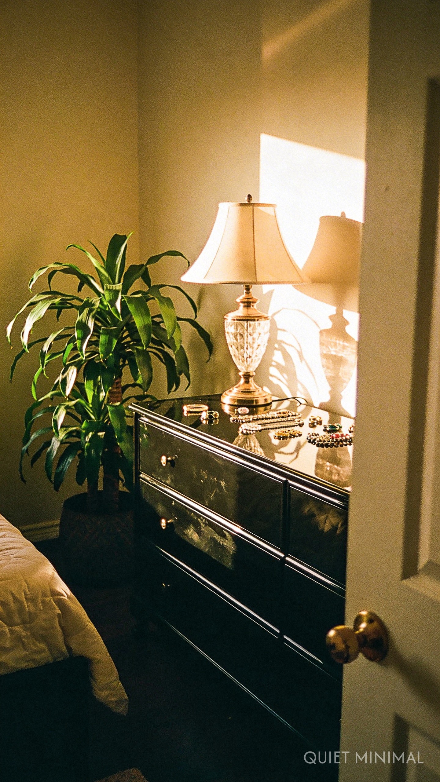 Why 80s Glam Bedroom Styles Are Trending Again For Women? - Quiet Minimal