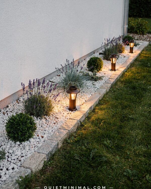 A Narrow Garden You Actually Want to Walk All the Way Down